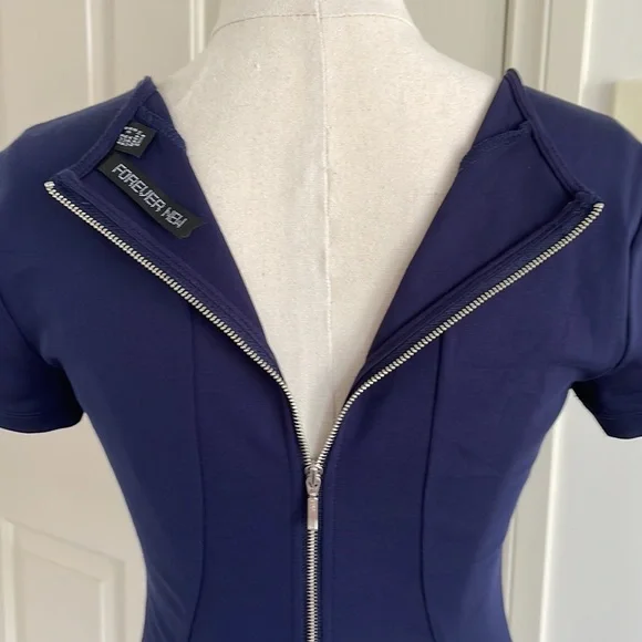 💙FOREVER NEW Sz6 Blue structured short sleeve blouse with zipper + flair detail - Picture 11 of 14